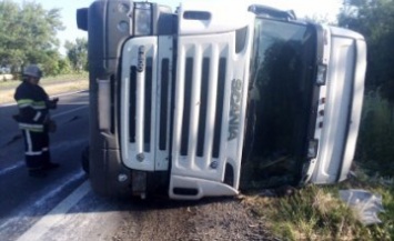 В Днепропетровской области перевернулась фура: погиб водитель