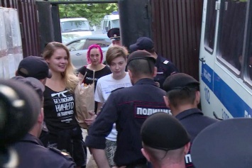 Белоруссия запретила въезд двум участницам Pussy Riot