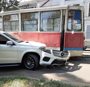 В Николаеве водитель внедорожника врезался в трамвай (ФОТО)