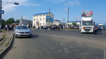 Большегрузный кризис: жители одесского пригорода продолжают блокировать проезд фур к порту, а владельцы "Евротерминала" - брать деньги с водителей