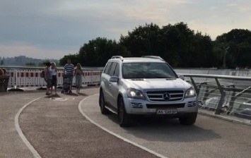 В Киеве на "мосту Кличко" заметили внедорожник - соцсети