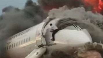 Пилотов сгоревшего Superjet отстранили от полетов