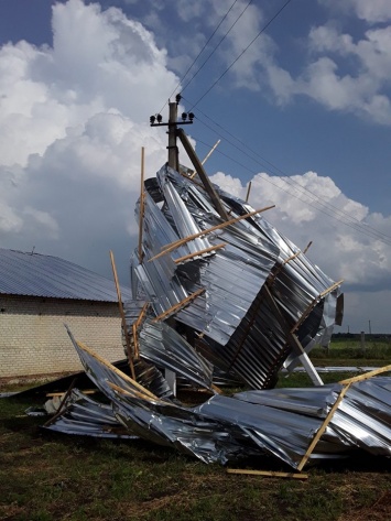 На Донбассе бушует неистовый ураган: стихия уничтожает все на своем пути, люди молят о помощи