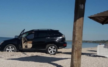 Водитель на "крутом" авто застрял на пляже Бердянска (ФОТО)
