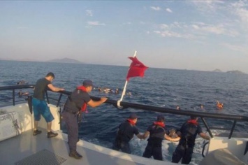 Возле побережья Турции затонуло судно с нелегалами