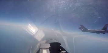 Опубликован ролик с перехватом бомбардировщика США российским Су-27