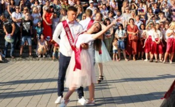 Выпускники Днепропетровщины уже в седьмой раз вальсировали на фесте Dnepr Valse (ФОТОРЕПОРТАЖ)