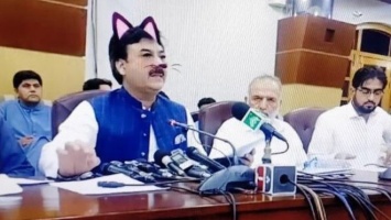 Пакистанский политик случайно превратился в кота (ФОТО)