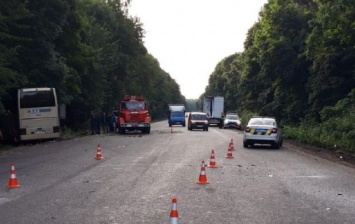 Под Хмельницким автобус с туристами врезался в грузовик, есть погибший