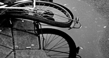 Пост дикого гнева: в Днепре мальчик на площадке сбил на велосипеде девочку и к ней никто не подошел