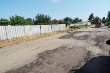 Жители Станицы Луганской вынуждены сами ремонтировать дорогу