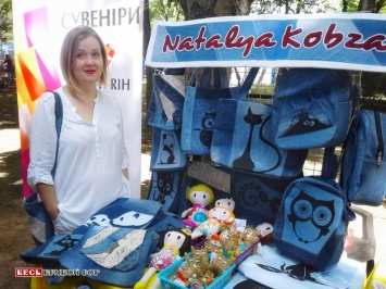 Золотые руки: Переселенка из Донецка в Кривом Роге шьет уникальные сумки