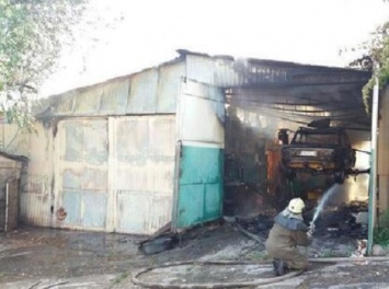 Опасный ремонт: станция техобслуживания сгорела вместе с авто