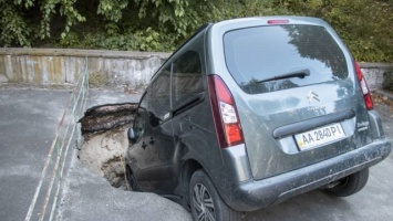 В центре Киеве два автомобиля провалились под асфальт