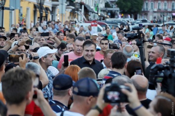 Три акта Саакашвили: экс-губернатор опоздал, представил свой "спецназ" и оградил мэрию Одессы полицейской лентой