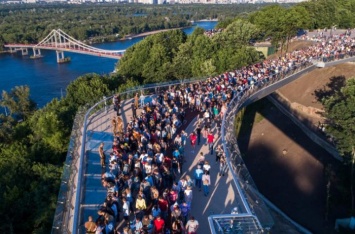 Украинцы хохочут над феерической фотожабой на "мост Кличко"