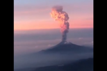 В Мексике проснулся крупнейший вулкан: невероятное видео извержения