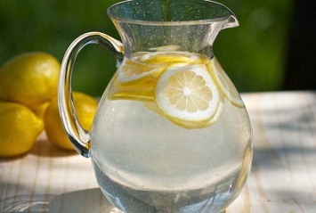 Лимонад, вода или квас? В Роскачестве озвучили рекомендации по выбору напитков летом