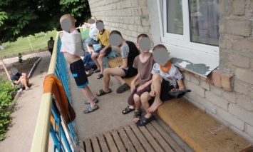 В интернате в Днепропетровской обл. воспитатели выводили "непослушных" детей на жару в свитерах с завязанными рукавами