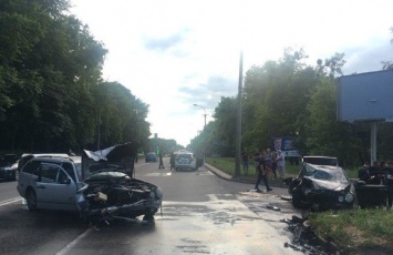 В Ровно лоб в лоб столкнулись два Mercedes: пострадало пять человек