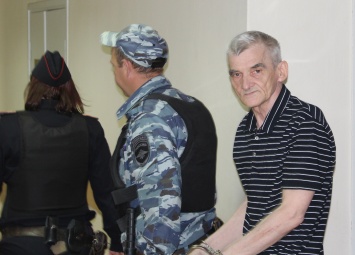 Историк Юрий Дмитриев останется под стражей до сентября