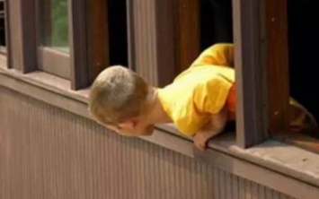 В Запорожской области оставленный дома 4-летний ребенок лез с балкона на 5 этаже