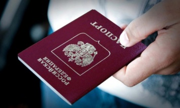 Под звуки гимна РФ и после присяги: Полсотни жителей оккупированного Донбасса получили российские паспорта