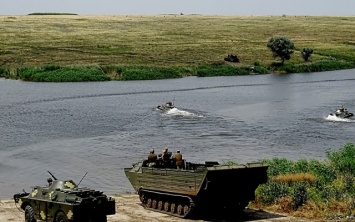 В Николаевской области провели военные учения, «спасали» застрявшие в воде бронемашины