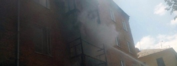 В Кривом Роге горела квартира: во время пожара троих малышей соседи снимали с балкона