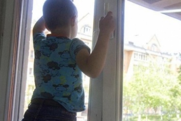 В Запорожской области ребенок пытался выбраться на улицу через балкон 5-го этажа
