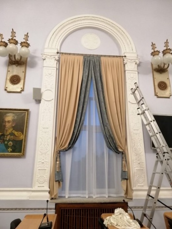 В сессионный зал Николаевского горсовета вернулись портреты адмиралов и шторы