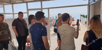 На скандальном пляже в Одессе снесли незаконное ограждение (видео)