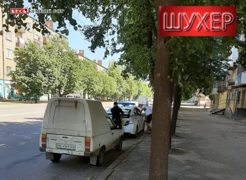 На улице Сичеславской в Кривом Роге любителей быстрой езды ожидает сюрприз, притаившийся за Таврией (фотофакт)