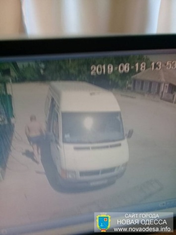 Под Николаевом водитель на АЗС залил в спрятанную в микроавтобусе цистерну 2,5т топлива и скрылся