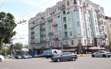 С улицы Льва Толстого убрали более 70 больших рекламных щитов