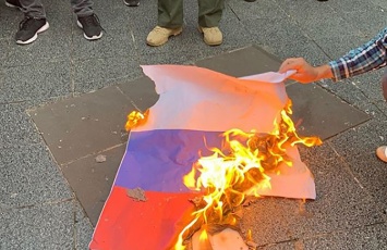 Протесты в Грузии: митингующие сожгли флаг России и заявили об оккупации: видео