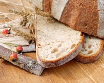 Хлеб не всему голова: специалисты назвали продукты, способные разрушить зубы