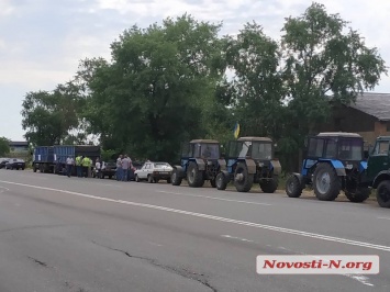 Под Николаевом протестующие фермеры частично заблокировали движение по трассе на Одессу