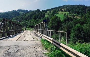 В Ивано-Франковской области после дождя обрушился мост