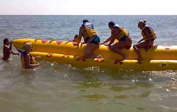 В Крыму 14 человек бросили на "банане" в километре от берега