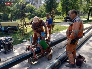 Кривбассводоканал сообщает: в парке Гагарина в Кривом Роге заменят металлическую трубу на пластиковую (фотофакт)