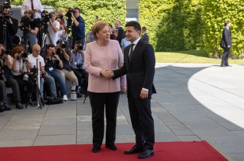 "Хорошая шутка, Ангела": в сети расшифровали "настоящий" разговор Зеленского и Меркель