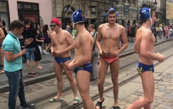 По центру Львова разгуливали мужчины в плавках