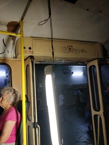 В Кривом Роге в переполненном салоне скоростного трамвая на головы упал огромный светильник, - ФОТО