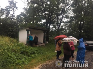 В Ивано-Франковской области молния попала в остановку, три человека погибло, двое пострадали - полиция