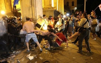 На протестах в Грузии произошли столкновения с полицией