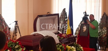 В Киеве прощаются с Дмитрием Тымчуком. Он лежит в открытом гробу. Фоторепортаж