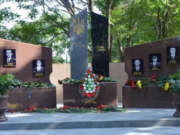 Вечная память: в Одессе открыли памятник погибшим на Донбассе выпускникам Военной академии