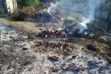 В Харькове из-за сжигания сухой травы загорелось здание, - ФОТО