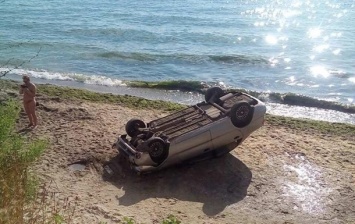 В Одессе авто со склона упало на пляж